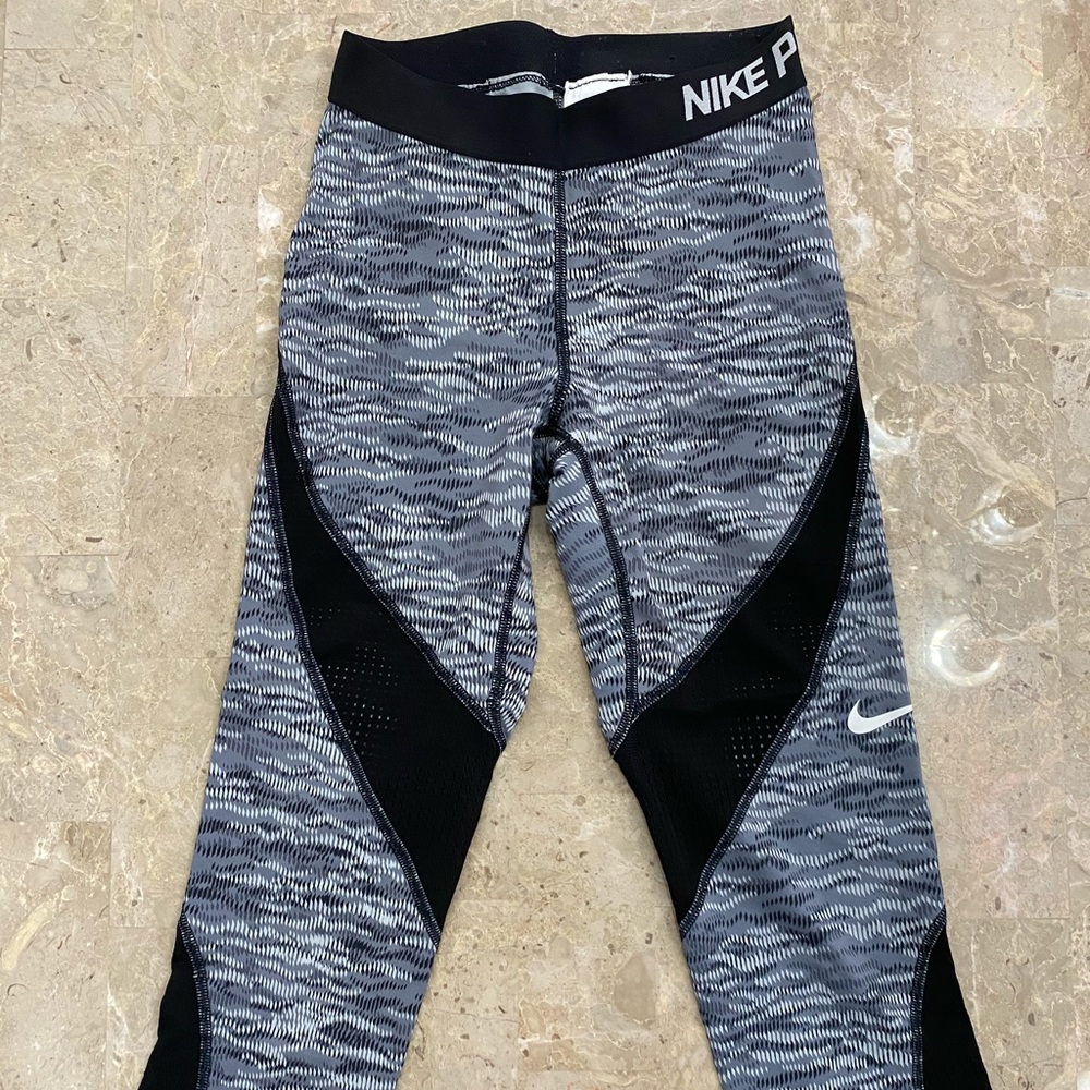 Nike PRO Women’s Cropped Leggings XS Gray & Black